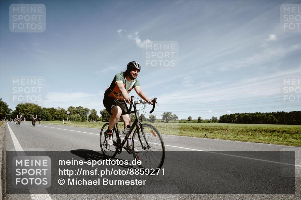 07.09.2025 - 19. Norderstedt Triathlon Michael Burmester http://msf.ph/oto/8859271 07.09.2025 12:42:42 Radfahren 157, 698, 713, 750 meine-sportfotos.de