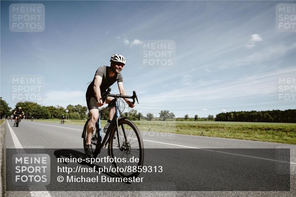 07.09.2025 - 19. Norderstedt Triathlon Michael Burmester http://msf.ph/oto/8859313 07.09.2025 12:43:05 Radfahren 239, 266, 1322 meine-sportfotos.de