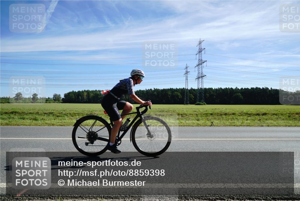 07.09.2025 - 19. Norderstedt Triathlon Michael Burmester http://msf.ph/oto/8859398 07.09.2025 11:38:29 Radfahren 184, 719, 720 meine-sportfotos.de