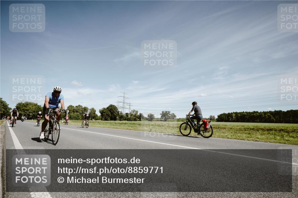 07.09.2025 - 19. Norderstedt Triathlon Michael Burmester http://msf.ph/oto/8859771 07.09.2025 12:48:01 Radfahren 277, 304, 1344 meine-sportfotos.de