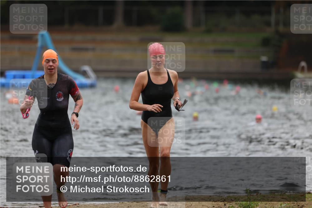 14.09.2025 - Stadtparktriathlon Michael Strokosch http://msf.ph/oto/8862861 14.09.2025 10:12:21 Schwimmen 667, 676 meine-sportfotos.de
