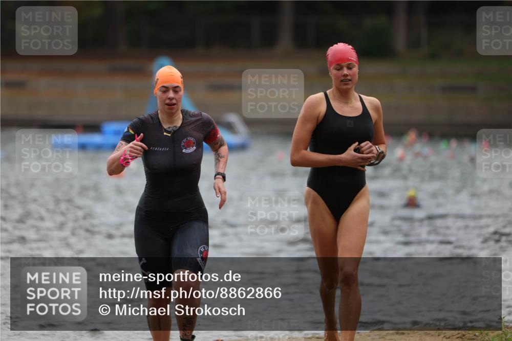 14.09.2025 - Stadtparktriathlon Michael Strokosch http://msf.ph/oto/8862866 14.09.2025 10:12:21 Schwimmen 667, 676 meine-sportfotos.de