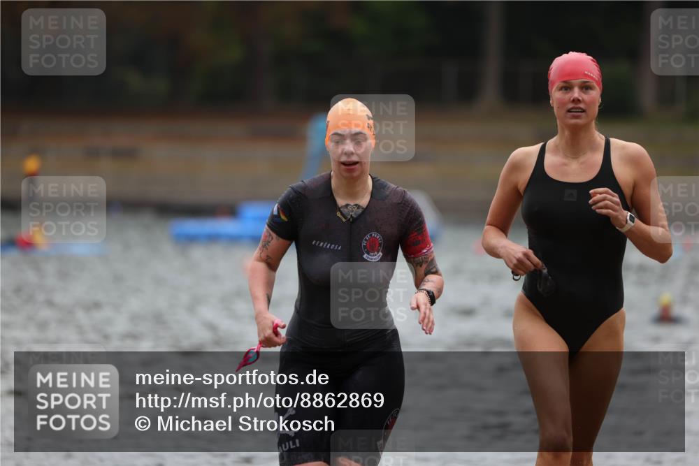 14.09.2025 - Stadtparktriathlon Michael Strokosch http://msf.ph/oto/8862869 14.09.2025 10:12:22 Schwimmen 667, 676 meine-sportfotos.de