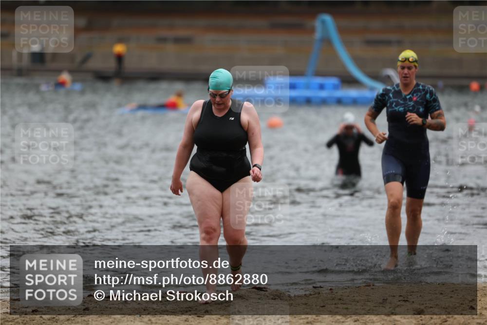 14.09.2025 - Stadtparktriathlon Michael Strokosch http://msf.ph/oto/8862880 14.09.2025 10:12:43 Schwimmen 687, 693, 708 meine-sportfotos.de