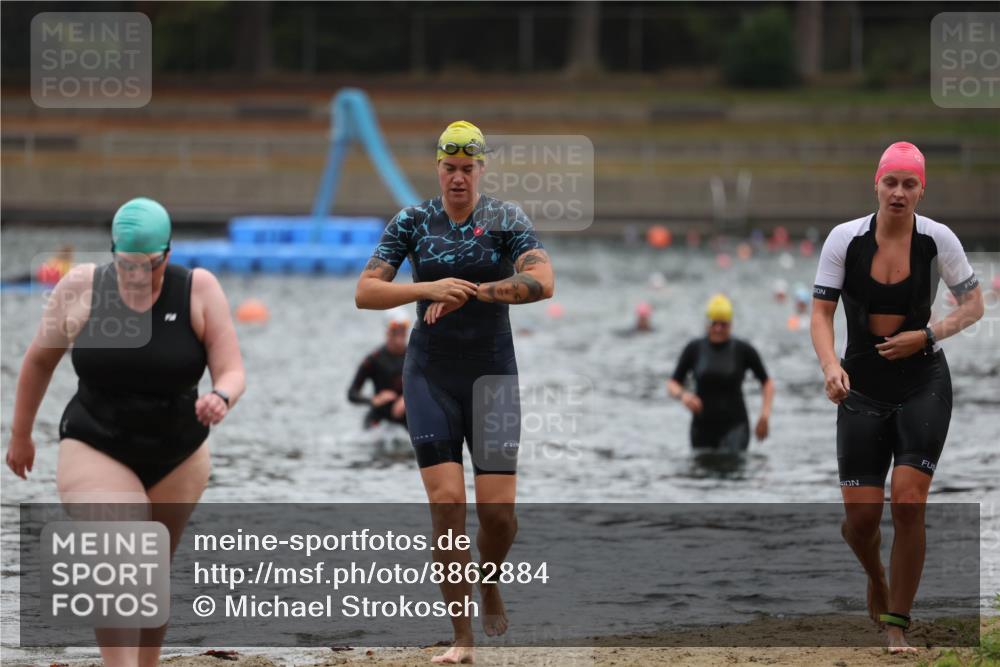 14.09.2025 - Stadtparktriathlon Michael Strokosch http://msf.ph/oto/8862884 14.09.2025 10:12:44 Schwimmen 687, 693, 708 meine-sportfotos.de
