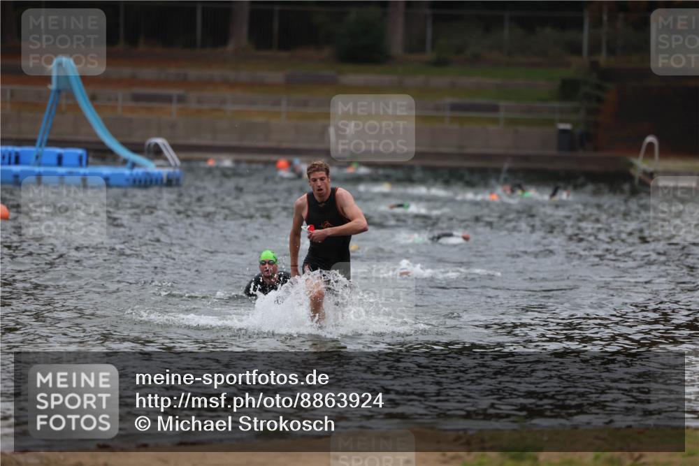 14.09.2025 - Stadtparktriathlon Michael Strokosch http://msf.ph/oto/8863924 14.09.2025 08:50:01 Schwimmen 351, 355 meine-sportfotos.de