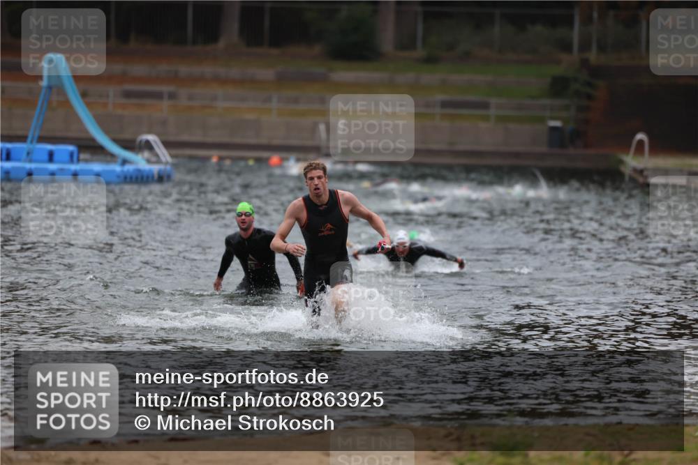 14.09.2025 - Stadtparktriathlon Michael Strokosch http://msf.ph/oto/8863925 14.09.2025 08:50:01 Schwimmen 351, 355 meine-sportfotos.de