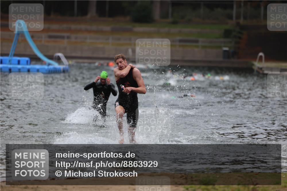 14.09.2025 - Stadtparktriathlon Michael Strokosch http://msf.ph/oto/8863929 14.09.2025 08:50:02 Schwimmen 351, 355 meine-sportfotos.de