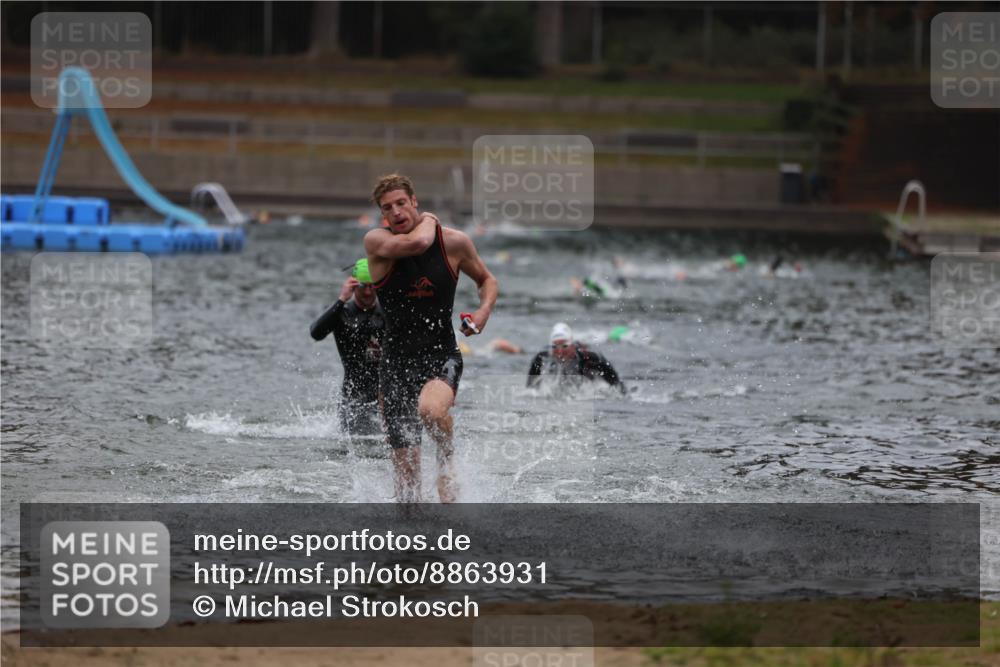 14.09.2025 - Stadtparktriathlon Michael Strokosch http://msf.ph/oto/8863931 14.09.2025 08:50:03 Schwimmen 351, 355 meine-sportfotos.de