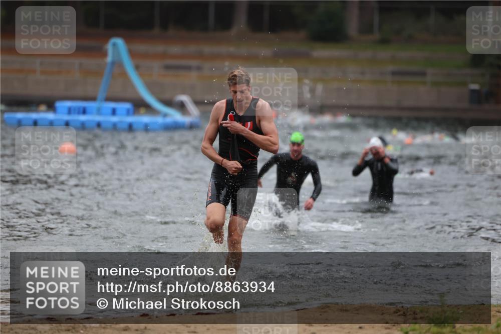 14.09.2025 - Stadtparktriathlon Michael Strokosch http://msf.ph/oto/8863934 14.09.2025 08:50:04 Schwimmen 351, 355 meine-sportfotos.de