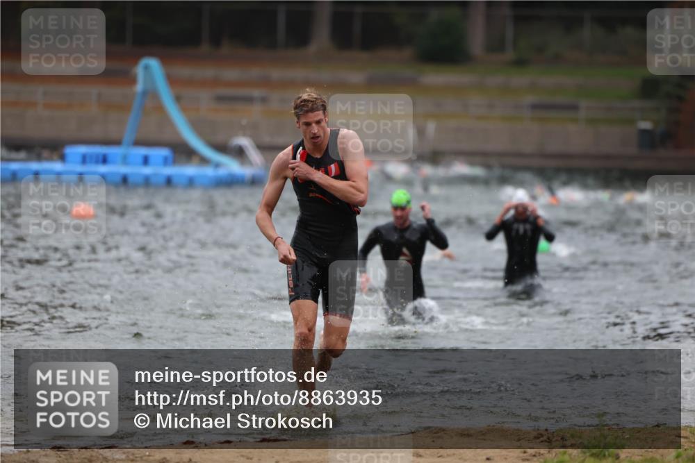 14.09.2025 - Stadtparktriathlon Michael Strokosch http://msf.ph/oto/8863935 14.09.2025 08:50:04 Schwimmen 351, 355 meine-sportfotos.de