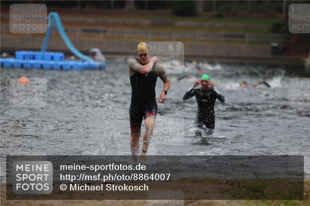 14.09.2025 - Stadtparktriathlon Michael Strokosch http://msf.ph/oto/8864007 14.09.2025 08:50:20 Schwimmen 309, 330, 335 meine-sportfotos.de