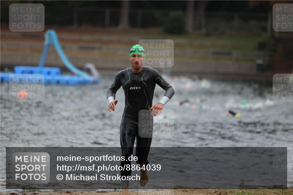 14.09.2025 - Stadtparktriathlon Michael Strokosch http://msf.ph/oto/8864039 14.09.2025 08:50:27 Schwimmen 330, 335 meine-sportfotos.de