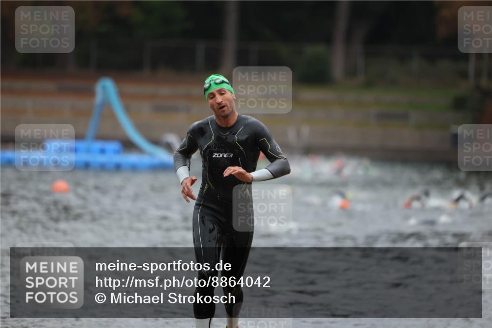 14.09.2025 - Stadtparktriathlon Michael Strokosch http://msf.ph/oto/8864042 14.09.2025 08:50:28 Schwimmen 330, 335 meine-sportfotos.de