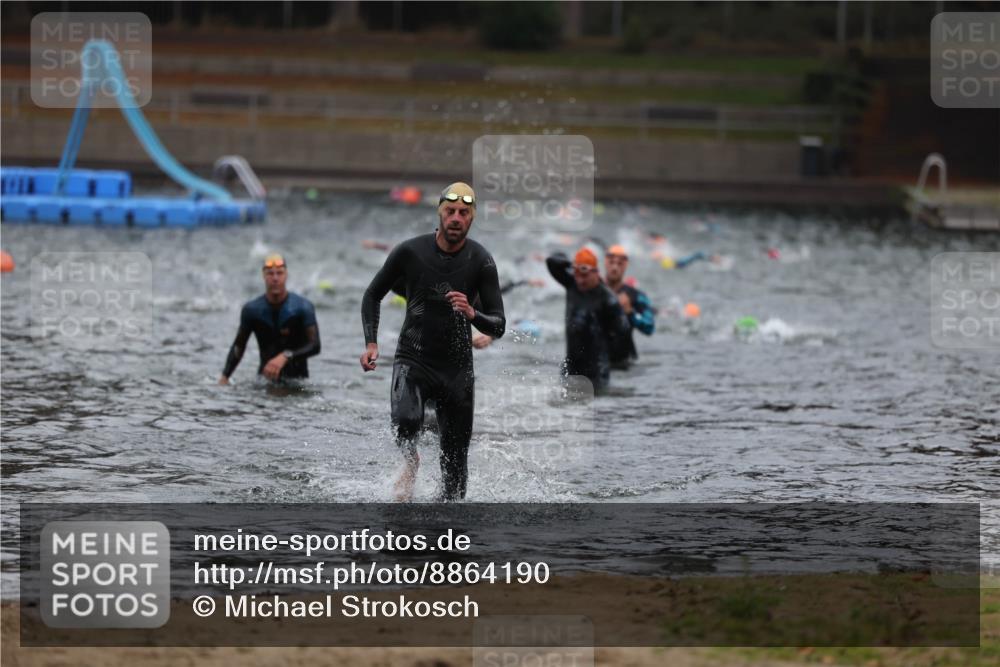 14.09.2025 - Stadtparktriathlon Michael Strokosch http://msf.ph/oto/8864190 14.09.2025 08:51:17 Schwimmen 301, 339, 350 meine-sportfotos.de