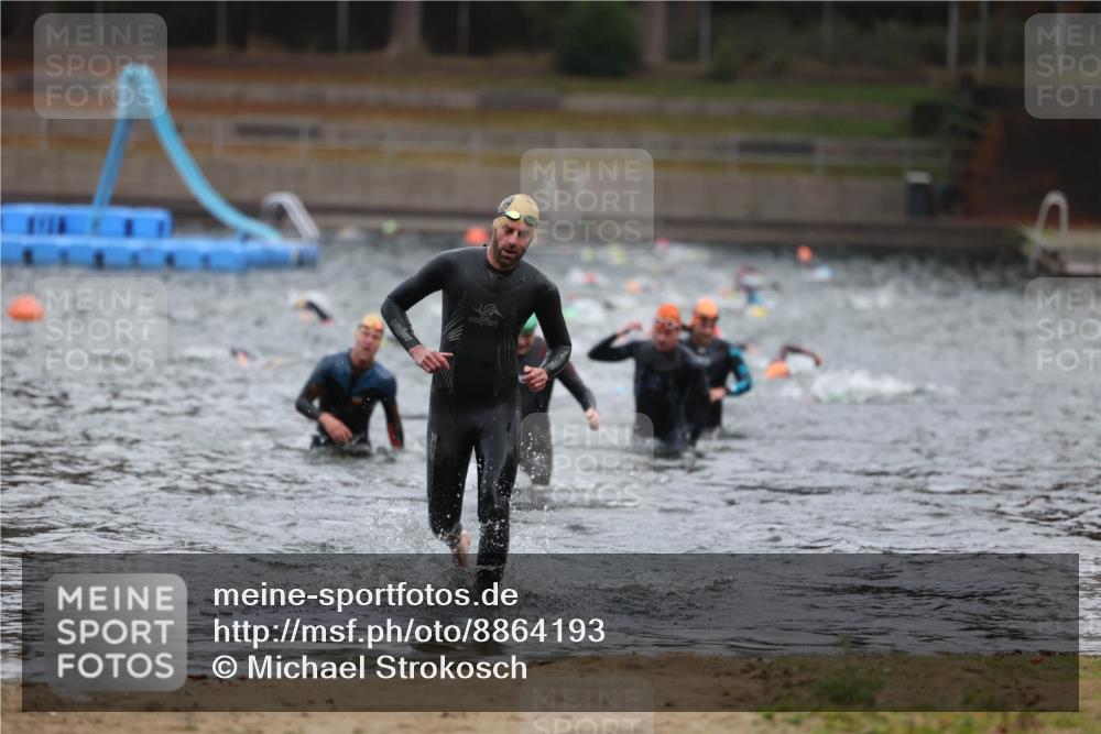 14.09.2025 - Stadtparktriathlon Michael Strokosch http://msf.ph/oto/8864193 14.09.2025 08:51:17 Schwimmen 301, 339, 350 meine-sportfotos.de