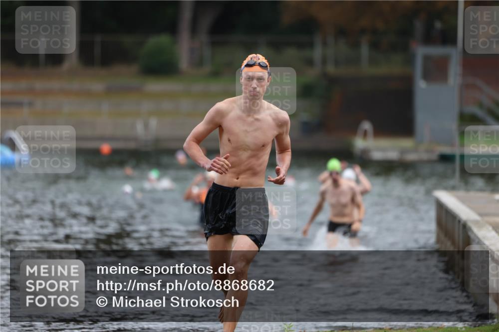 14.09.2025 - Stadtparktriathlon Michael Strokosch http://msf.ph/oto/8868682 14.09.2025 10:33:45 Schwimmen 754, 765, 818 meine-sportfotos.de