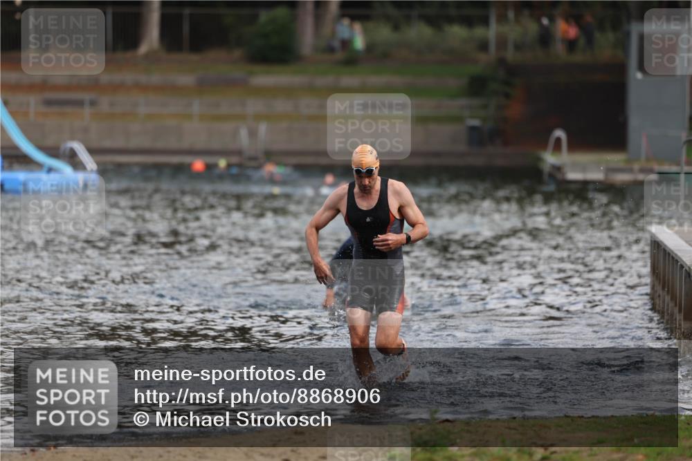 14.09.2025 - Stadtparktriathlon Michael Strokosch http://msf.ph/oto/8868906 14.09.2025 10:48:41 Schwimmen 823, 880 meine-sportfotos.de