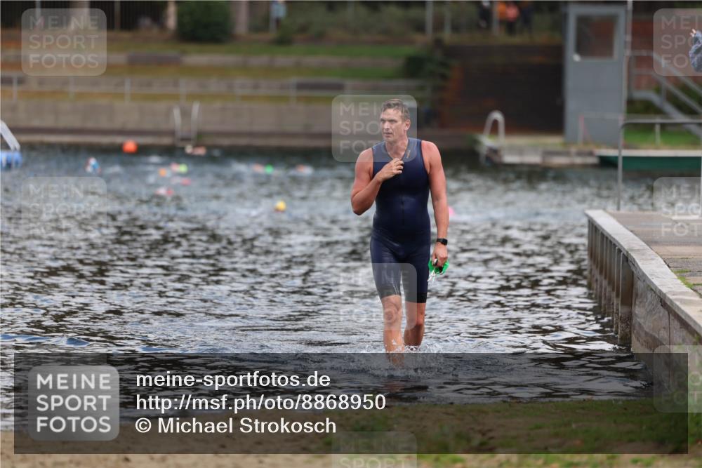 14.09.2025 - Stadtparktriathlon Michael Strokosch http://msf.ph/oto/8868950 14.09.2025 10:49:16 Schwimmen 901 meine-sportfotos.de