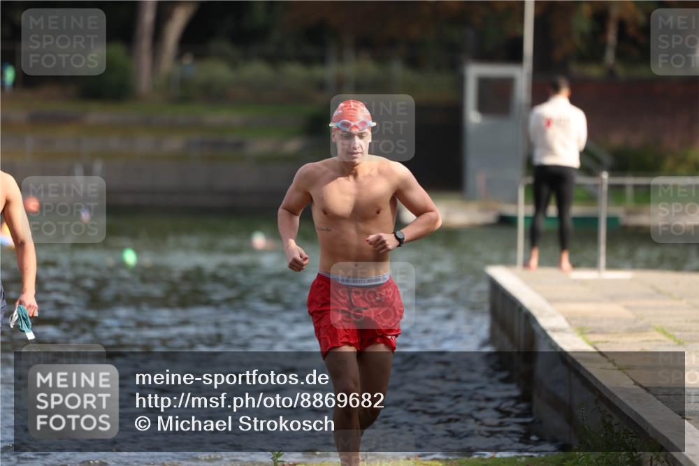 14.09.2025 - Stadtparktriathlon Michael Strokosch http://msf.ph/oto/8869682 14.09.2025 10:55:35 Schwimmen 828, 890, 911 meine-sportfotos.de