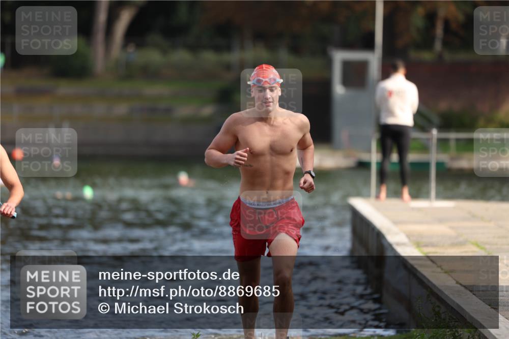 14.09.2025 - Stadtparktriathlon Michael Strokosch http://msf.ph/oto/8869685 14.09.2025 10:55:35 Schwimmen 828, 890, 911 meine-sportfotos.de