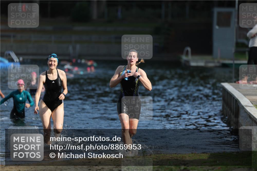 14.09.2025 - Stadtparktriathlon Michael Strokosch http://msf.ph/oto/8869953 14.09.2025 11:10:43 Schwimmen 950, 961, 967 meine-sportfotos.de