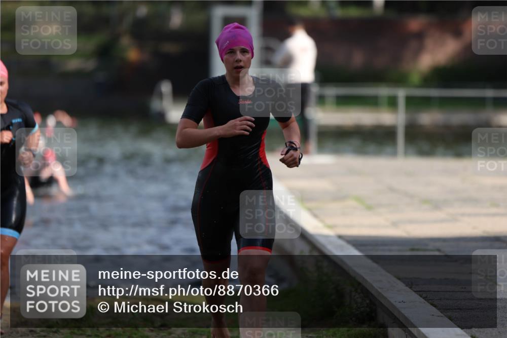 14.09.2025 - Stadtparktriathlon Michael Strokosch http://msf.ph/oto/8870366 14.09.2025 11:13:30 Schwimmen 937, 944, 975, 981, 1018 meine-sportfotos.de
