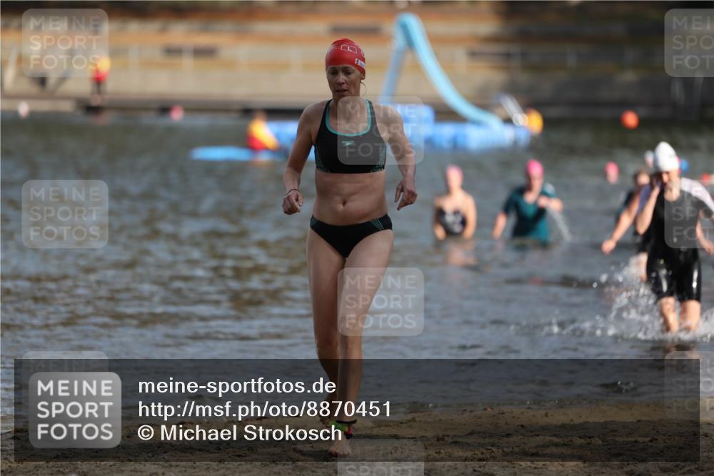 14.09.2025 - Stadtparktriathlon Michael Strokosch http://msf.ph/oto/8870451 14.09.2025 11:14:02 Schwimmen 929, 949, 1002, 1007, 1017 meine-sportfotos.de