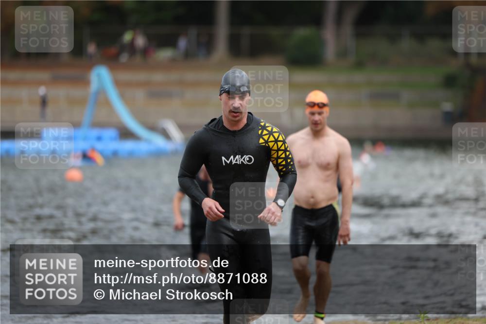 14.09.2025 - Stadtparktriathlon Michael Strokosch http://msf.ph/oto/8871088 14.09.2025 11:31:06 Schwimmen 1027, 1048, 1099, 1101 meine-sportfotos.de