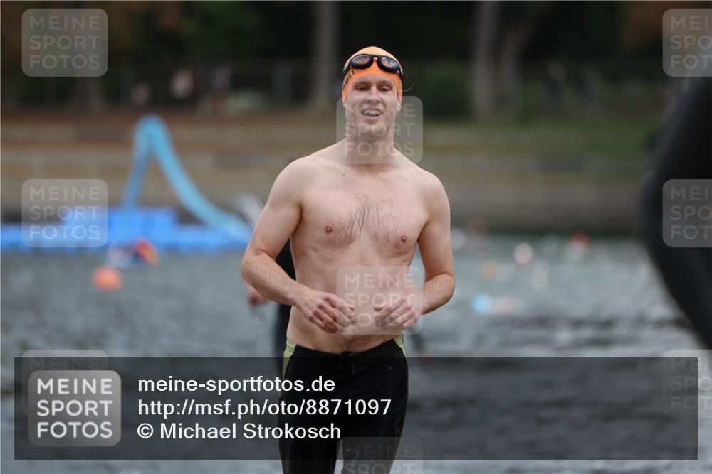 14.09.2025 - Stadtparktriathlon Michael Strokosch http://msf.ph/oto/8871097 14.09.2025 11:31:09 Schwimmen 1027, 1048, 1099, 1101 meine-sportfotos.de