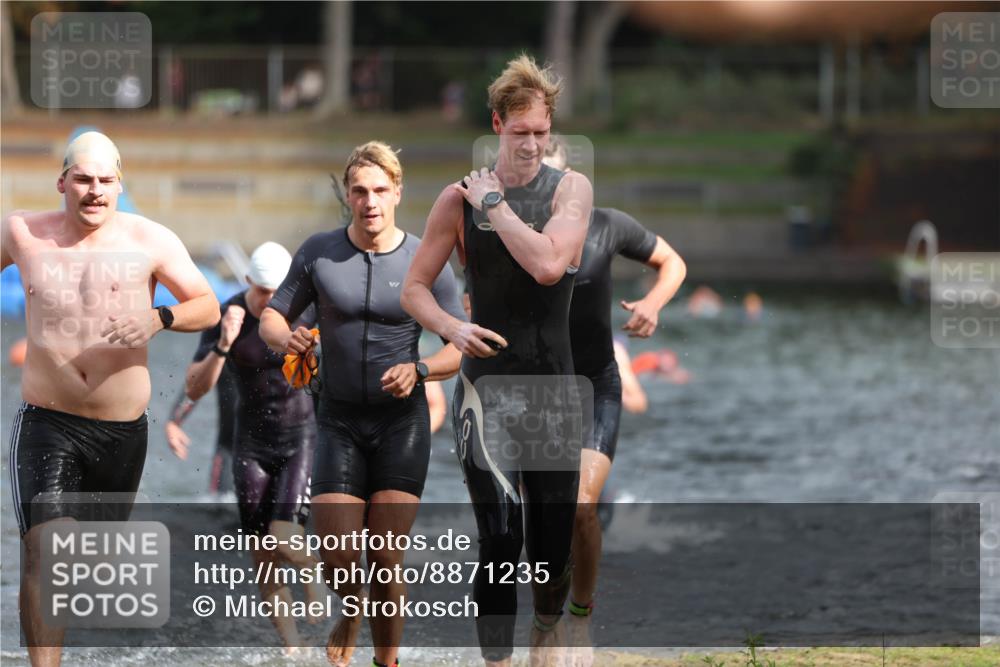14.09.2025 - Stadtparktriathlon Michael Strokosch http://msf.ph/oto/8871235 14.09.2025 11:32:00 Schwimmen 1033, 1040, 1043, 1073, 1077, 1080, 1091, 1102 meine-sportfotos.de