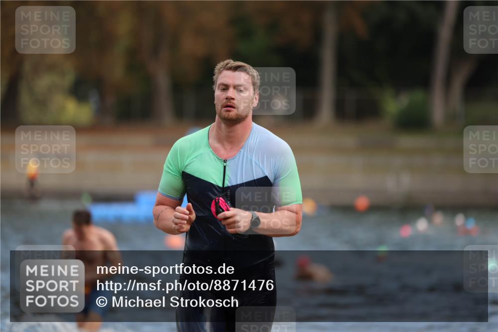 14.09.2025 - Stadtparktriathlon Michael Strokosch http://msf.ph/oto/8871476 14.09.2025 11:33:44 Schwimmen 1084, 1110 meine-sportfotos.de