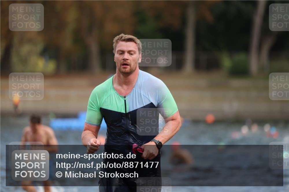 14.09.2025 - Stadtparktriathlon Michael Strokosch http://msf.ph/oto/8871477 14.09.2025 11:33:44 Schwimmen 1084, 1110 meine-sportfotos.de