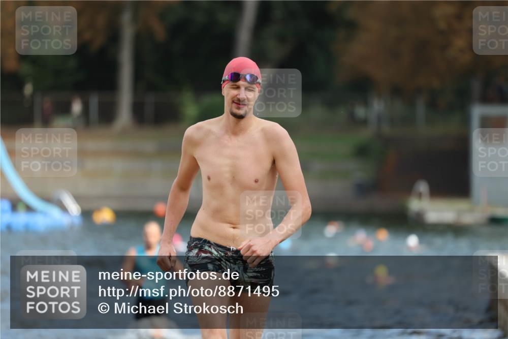14.09.2025 - Stadtparktriathlon Michael Strokosch http://msf.ph/oto/8871495 14.09.2025 11:33:59 Schwimmen 1029, 1049, 1056 meine-sportfotos.de