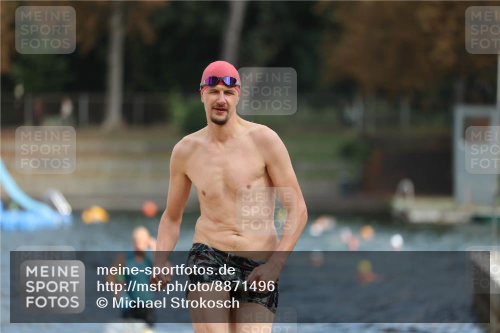 14.09.2025 - Stadtparktriathlon Michael Strokosch http://msf.ph/oto/8871496 14.09.2025 11:33:59 Schwimmen 1029, 1049, 1056 meine-sportfotos.de