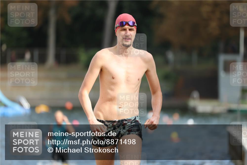 14.09.2025 - Stadtparktriathlon Michael Strokosch http://msf.ph/oto/8871498 14.09.2025 11:33:59 Schwimmen 1029, 1049, 1056 meine-sportfotos.de