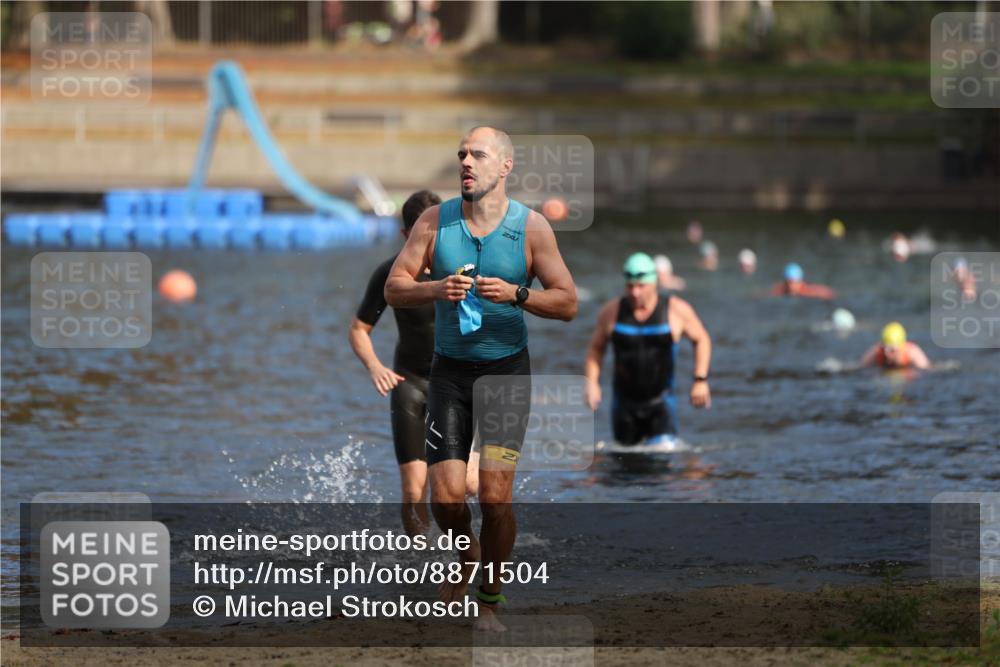 14.09.2025 - Stadtparktriathlon Michael Strokosch http://msf.ph/oto/8871504 14.09.2025 11:34:05 Schwimmen 1049, 1056, 1121 meine-sportfotos.de