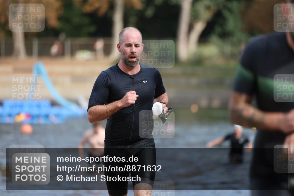 14.09.2025 - Stadtparktriathlon Michael Strokosch http://msf.ph/oto/8871632 14.09.2025 11:35:05 Schwimmen 1050, 1081, 1089 meine-sportfotos.de