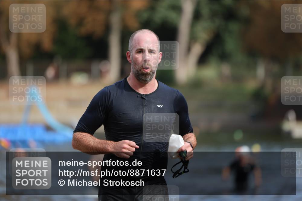 14.09.2025 - Stadtparktriathlon Michael Strokosch http://msf.ph/oto/8871637 14.09.2025 11:35:06 Schwimmen 1050, 1081, 1089 meine-sportfotos.de