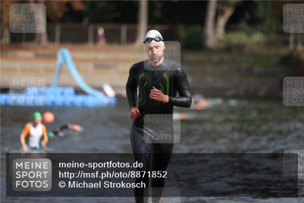 14.09.2025 - Stadtparktriathlon Michael Strokosch http://msf.ph/oto/8871852 14.09.2025 11:48:58 Schwimmen 1185, 1217 meine-sportfotos.de