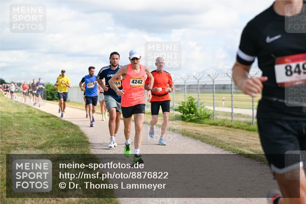 14.09.2025 - Airport Race Dr. Thomas Lammeyer http://msf.ph/oto/8876822 14.09.2025 12:21:42 Laufen 4139, 54, 4242, 849 meine-sportfotos.de
