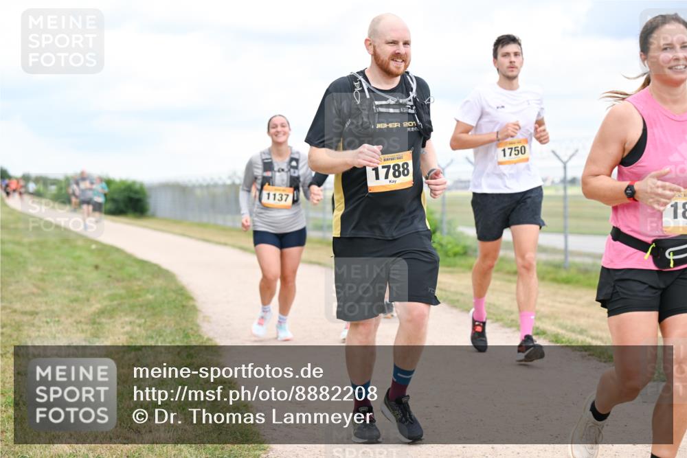 14.09.2025 - Airport Race Dr. Thomas Lammeyer http://msf.ph/oto/8882208 14.09.2025 12:34:44 Laufen 201, 11, 37, 17, 88, 17, 50, 10, 18 meine-sportfotos.de