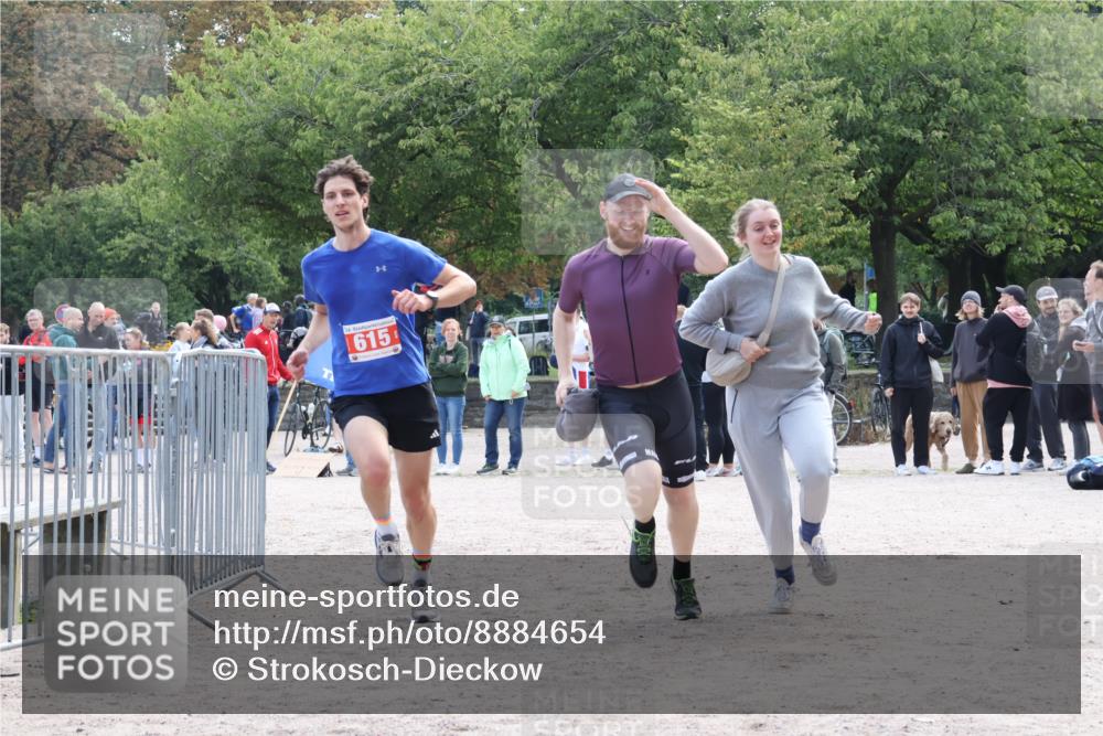 14.09.2025 - Stadtparktriathlon Strokosch-Dieckow http://msf.ph/oto/8884654 14.09.2025 10:49:49 Ziel 615 meine-sportfotos.de
