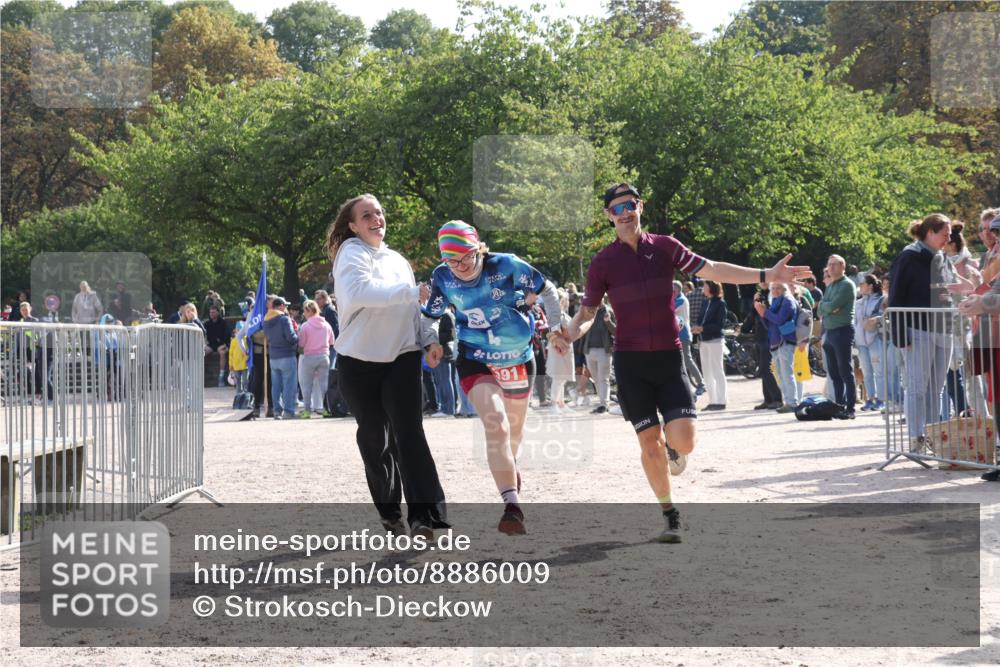 14.09.2025 - Stadtparktriathlon Strokosch-Dieckow http://msf.ph/oto/8886009 14.09.2025 11:09:06 Ziel 586, 591 meine-sportfotos.de