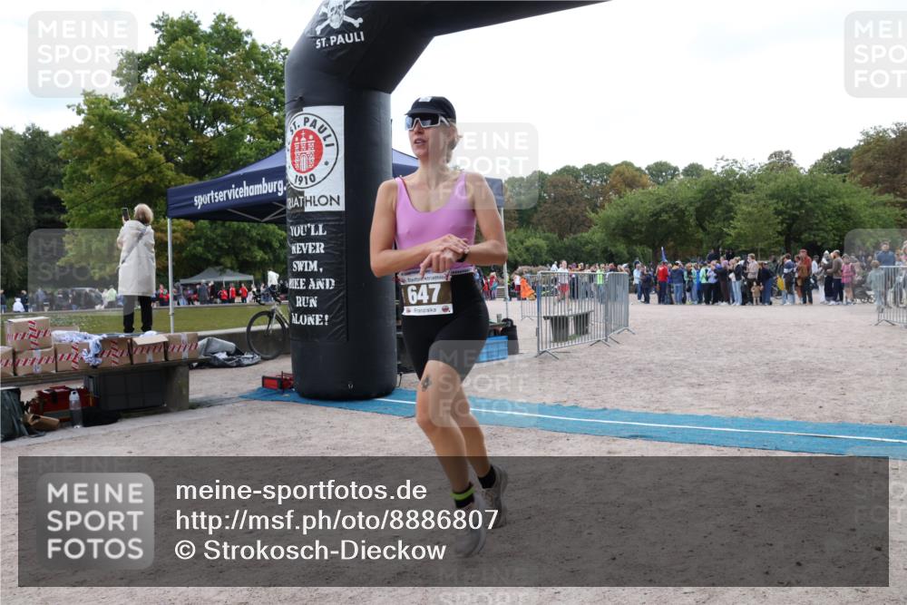 14.09.2025 - Stadtparktriathlon Strokosch-Dieckow http://msf.ph/oto/8886807 14.09.2025 11:28:19 Ziel 647, 648 meine-sportfotos.de