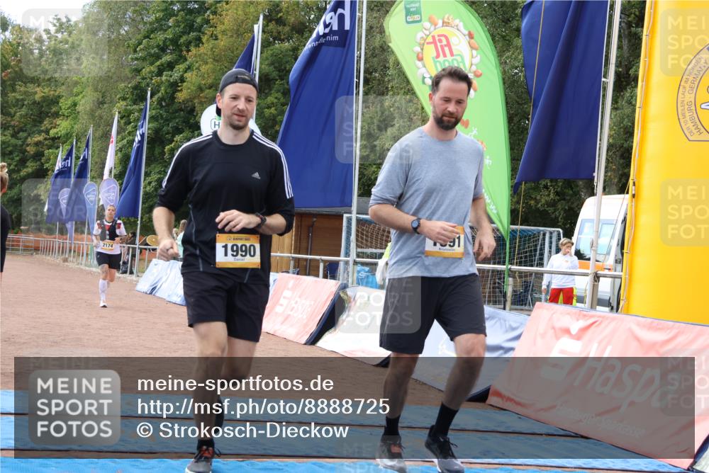 14.09.2025 - Airport Race Strokosch-Dieckow http://msf.ph/oto/8888725 14.09.2025 13:00:32 Ziel 1990, 1991, 2174 meine-sportfotos.de