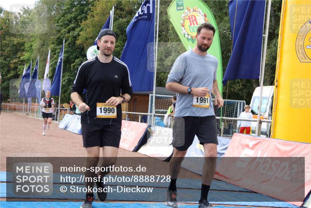 14.09.2025 - Airport Race Strokosch-Dieckow http://msf.ph/oto/8888728 14.09.2025 13:00:32 Ziel 1990, 1991, 2174 meine-sportfotos.de