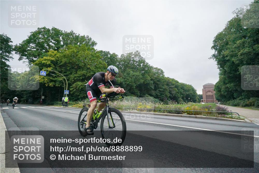 14.09.2025 - Stadtparktriathlon Michael Burmester http://msf.ph/oto/8888899 14.09.2025 08:56:34 Radfahren 323, 326, 333, 345, 347, 366, 375, 451 meine-sportfotos.de