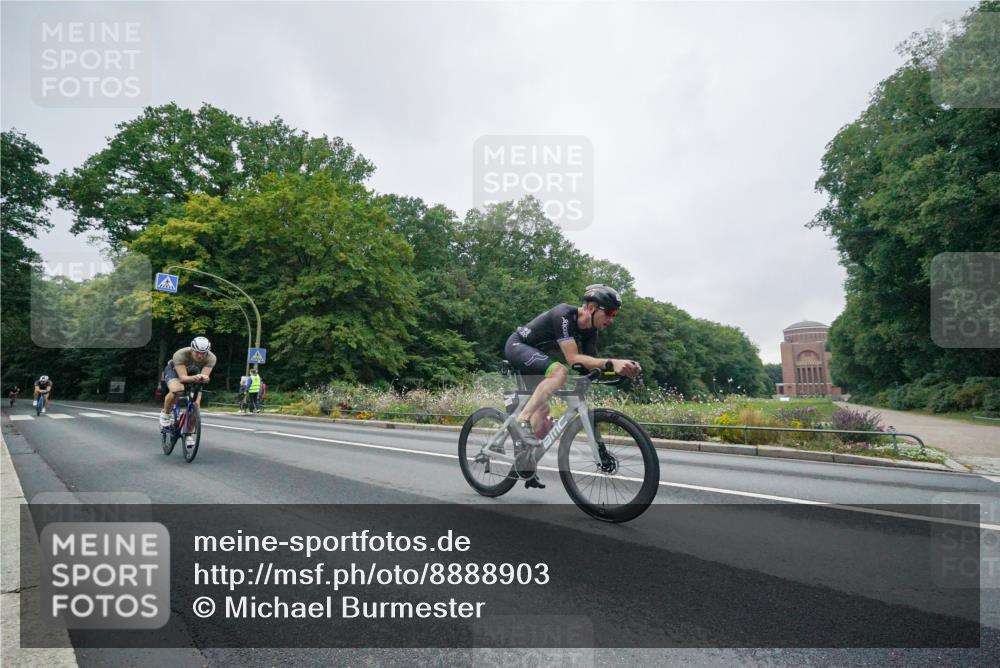 14.09.2025 - Stadtparktriathlon Michael Burmester http://msf.ph/oto/8888903 14.09.2025 08:56:37 Radfahren 326, 333, 345, 347, 366, 375, 451 meine-sportfotos.de