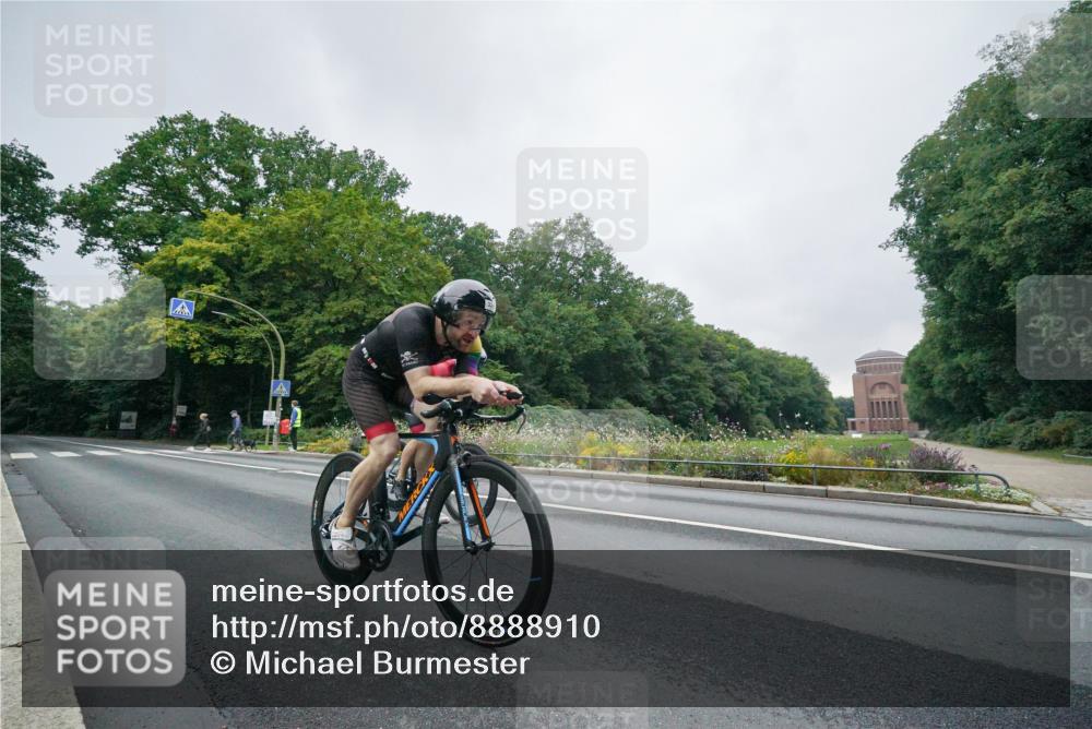 14.09.2025 - Stadtparktriathlon Michael Burmester http://msf.ph/oto/8888910 14.09.2025 08:56:41 Radfahren 326, 333, 345, 366, 451 meine-sportfotos.de